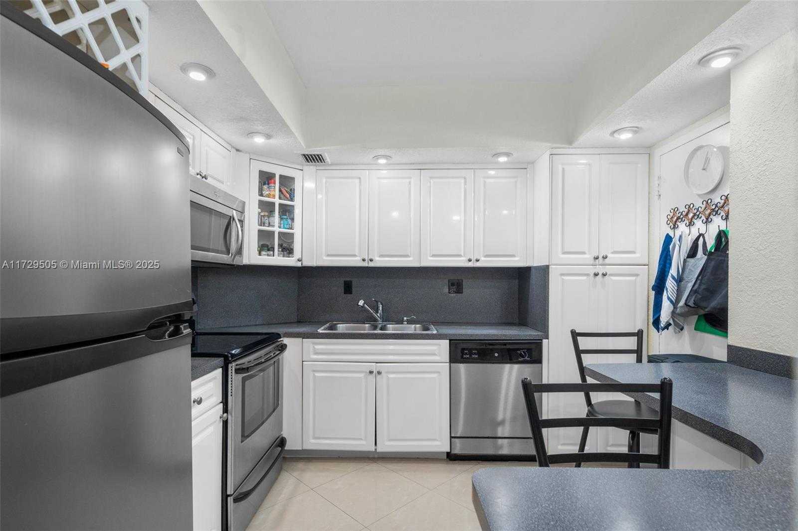 Small Image of 300 BAYVIEW DR #1707, Sunny Isles Beach Number 4