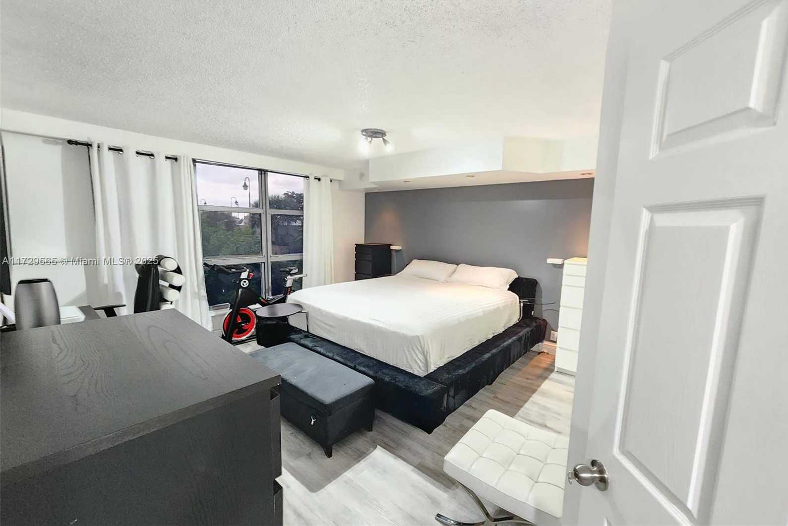 Small Image of 3500 MYSTIC POINTE DR #401, Aventura Number 37