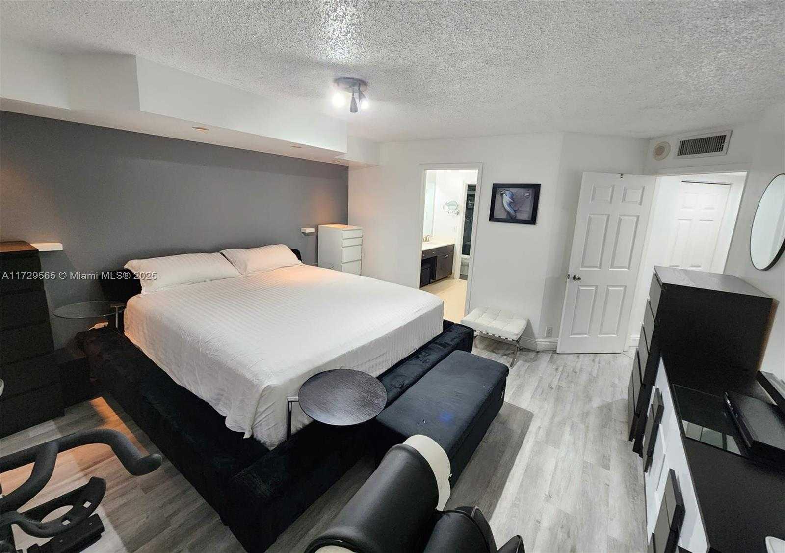 Small Image of 3500 MYSTIC POINTE DR #401, Aventura Number 40