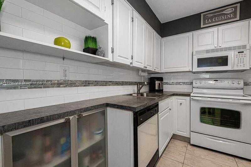 Small Image of 17800 ATLANTIC BLVD #203, Sunny Isles Beach Number 2