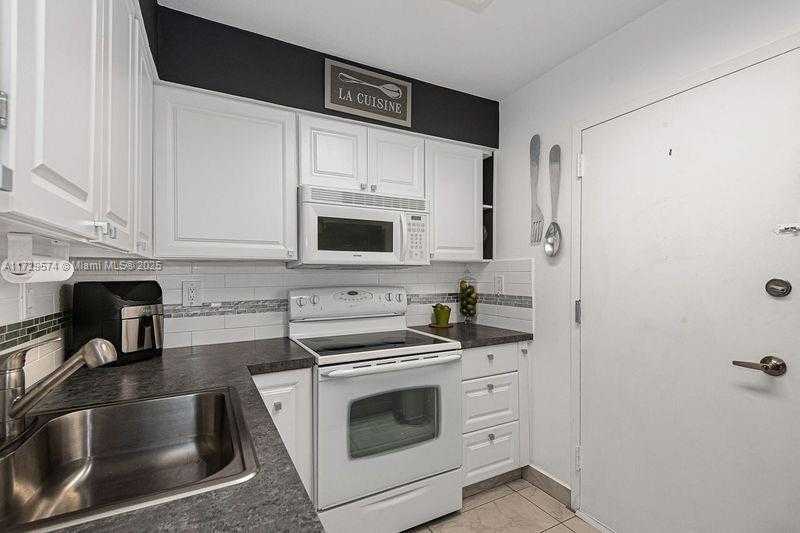 Small Image of 17800 ATLANTIC BLVD #203, Sunny Isles Beach Number 3