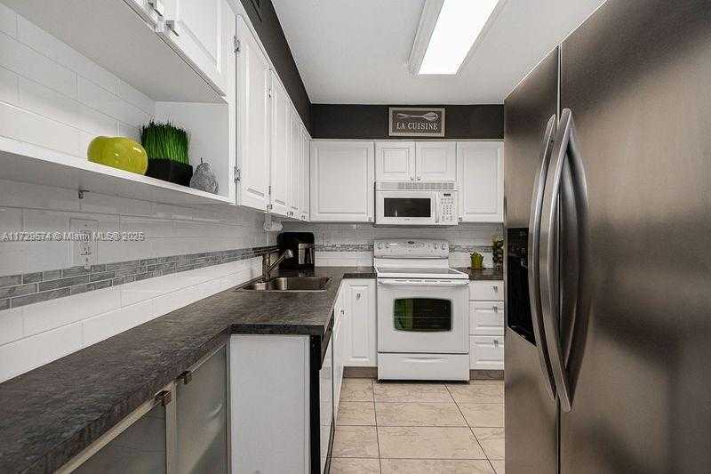 Small Image of 17800 ATLANTIC BLVD #203, Sunny Isles Beach Number 4