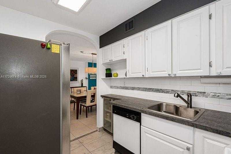 Small Image of 17800 ATLANTIC BLVD #203, Sunny Isles Beach Number 7