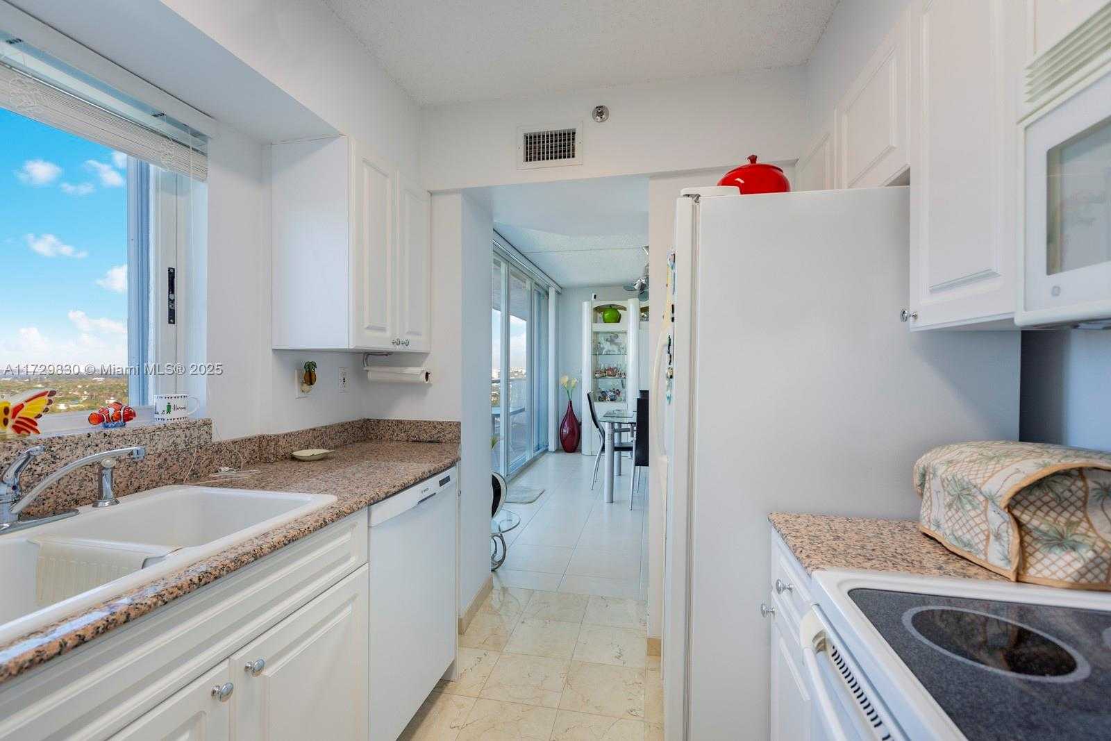Small Image of 5900 COLLINS AVE #2105, Miami Beach Number 9