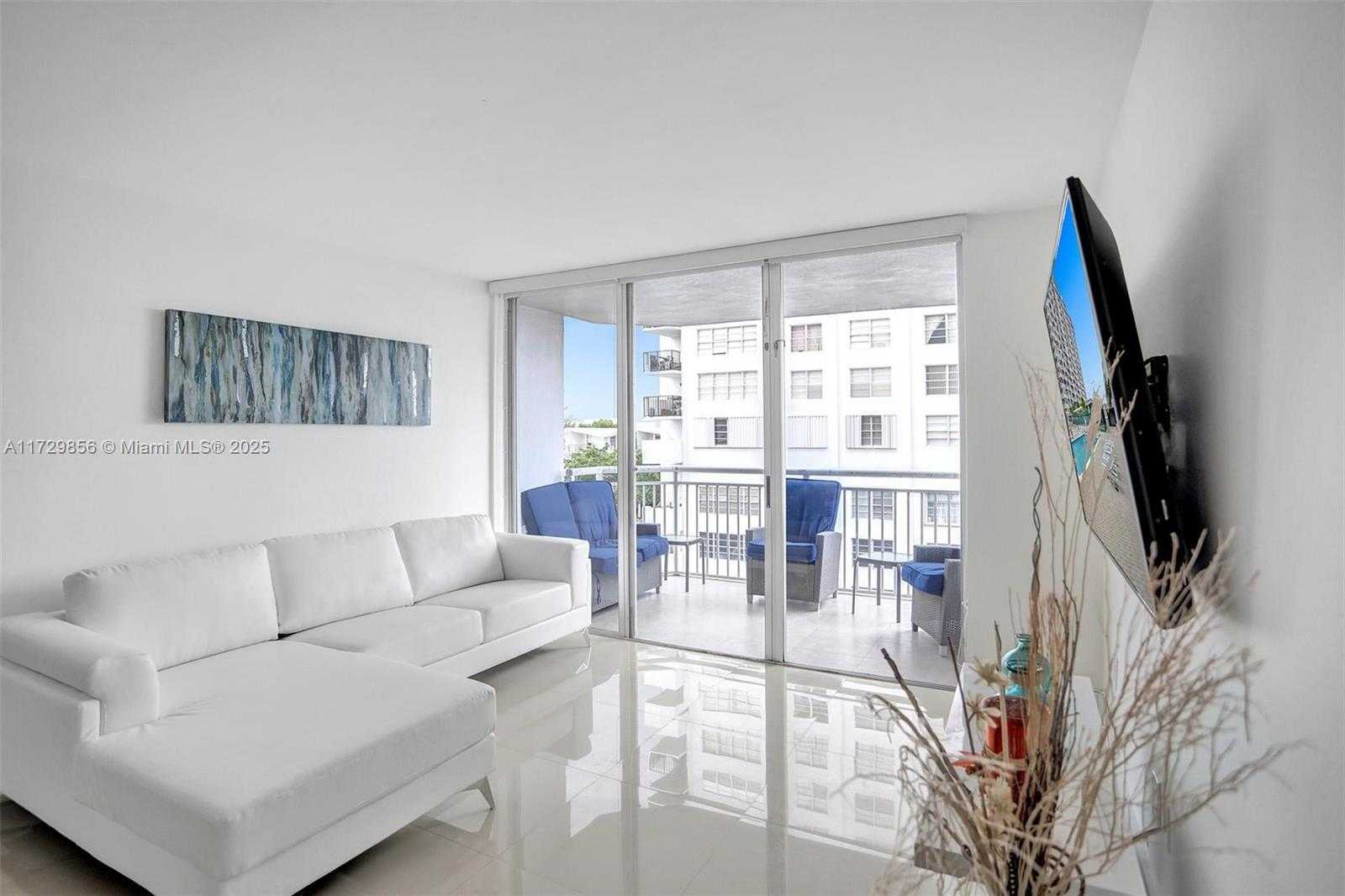 Small Image of 18051 BISCAYNE BLVD #402, Aventura Number 12