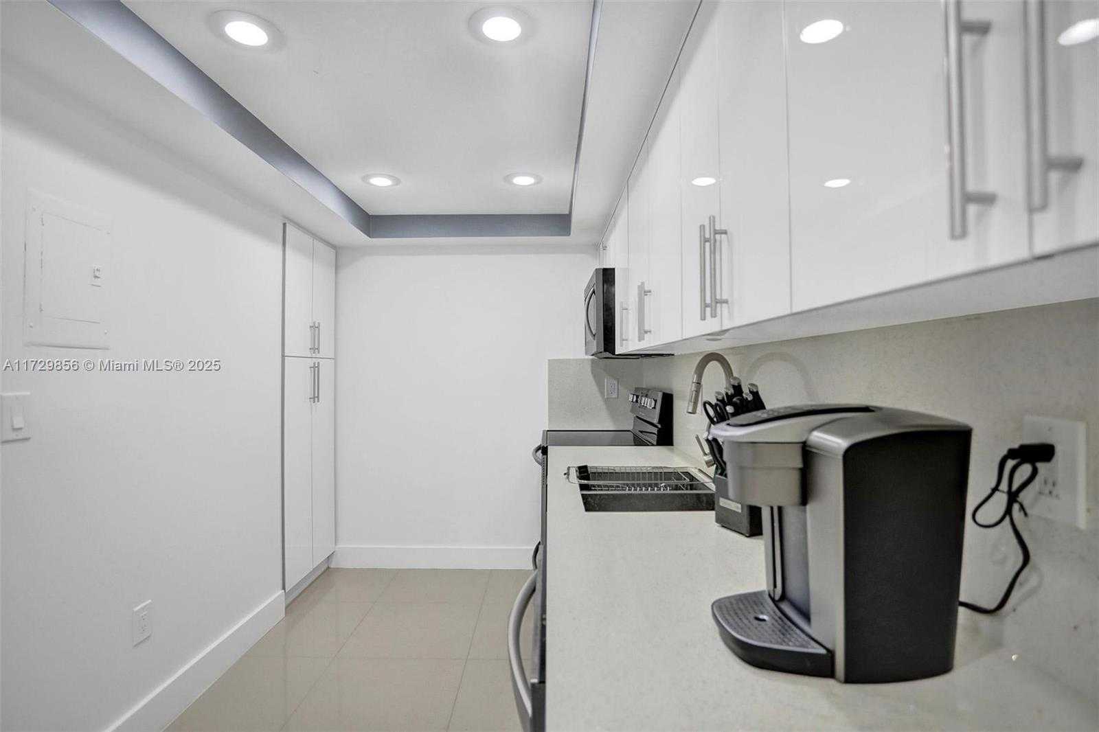 Small Image of 18051 BISCAYNE BLVD #402, Aventura Number 13