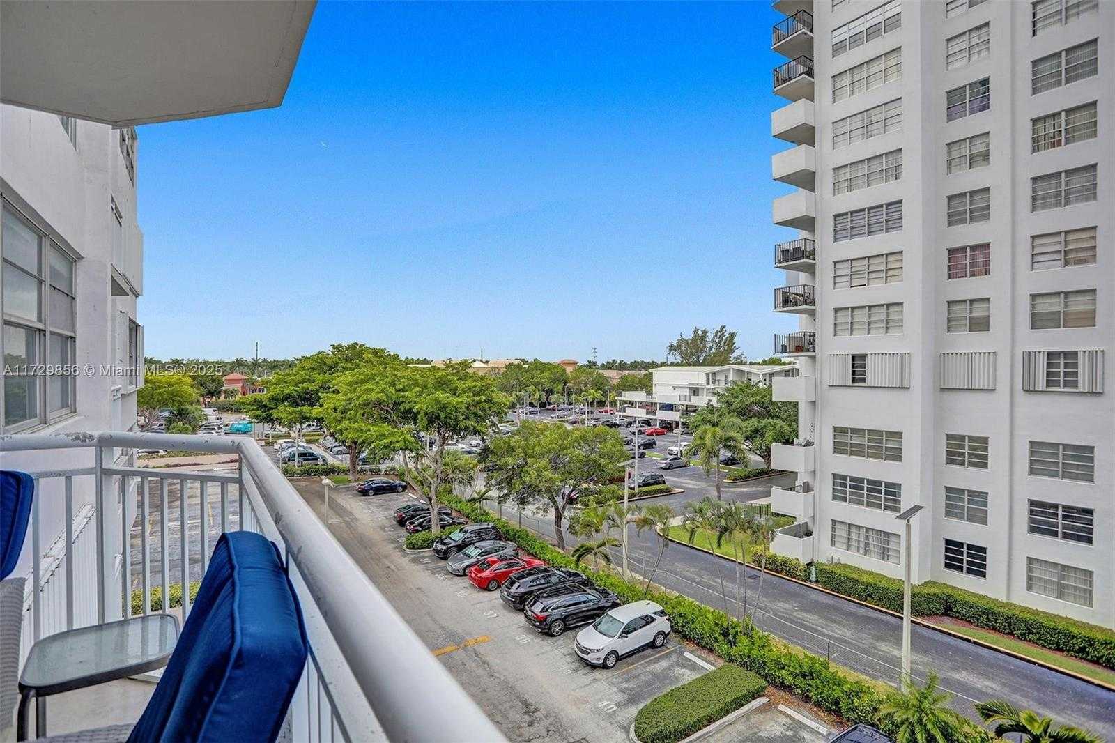 Small Image of 18051 BISCAYNE BLVD #402, Aventura Number 27