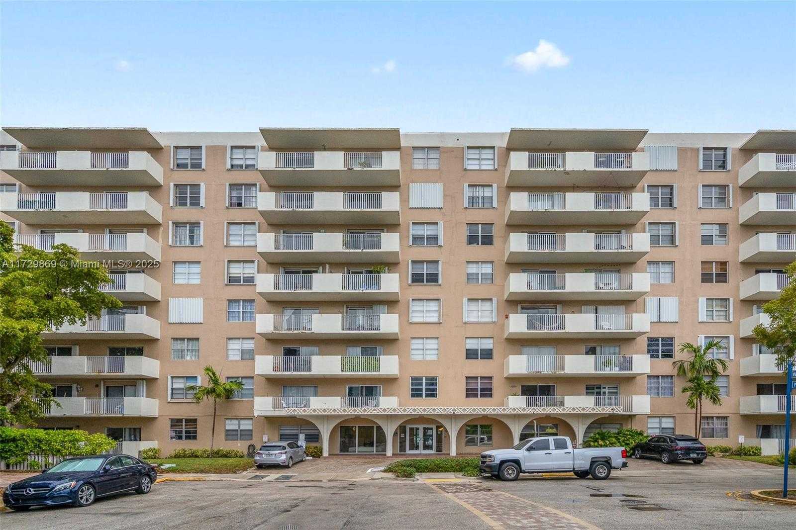 Small Image of 1455 NORTH TREASURE DR #4D, North Bay Village Number 2
