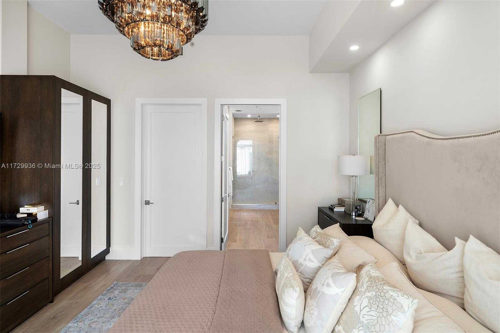 Small Image of 2001 MERIDIAN AVE #411, Miami Beach Number 11