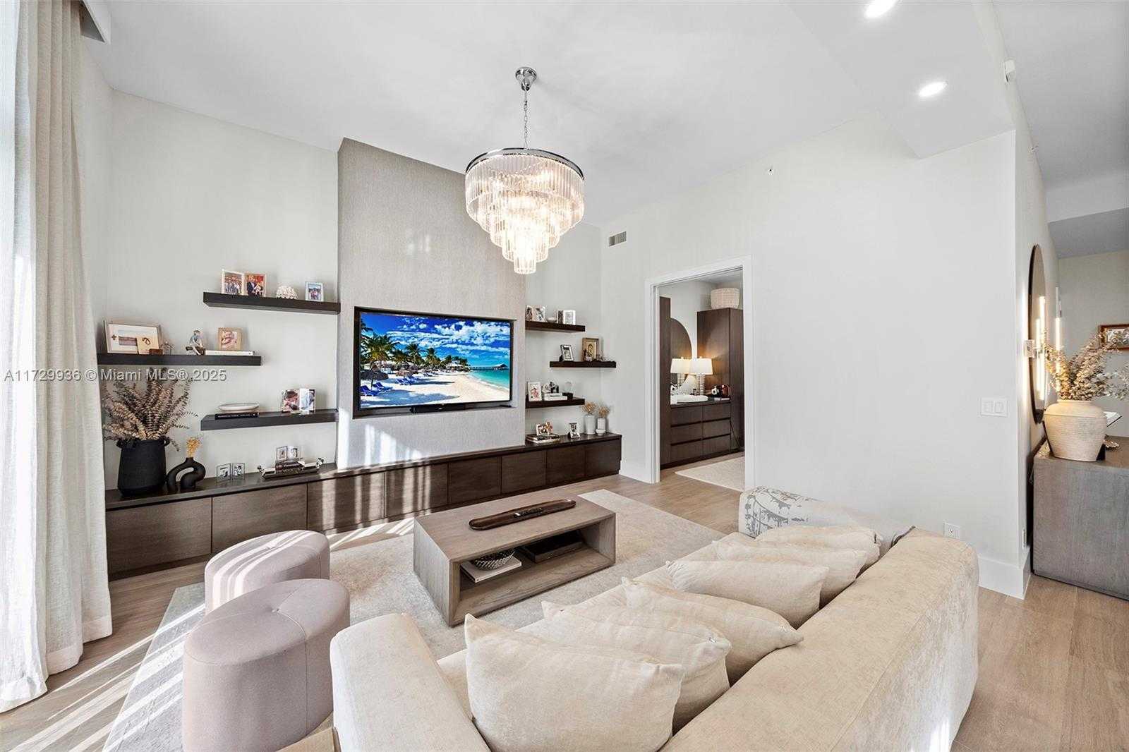Small Image of 2001 MERIDIAN AVE #411, Miami Beach Number 3