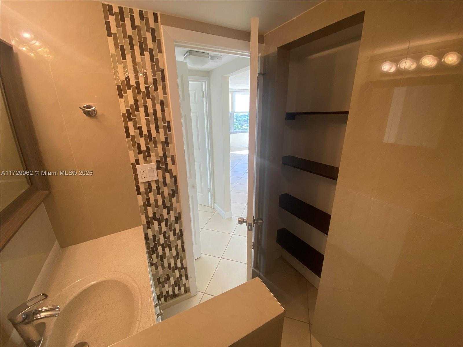 Small Image of 2899 COLLINS AVE #1208, Miami Beach Number 12