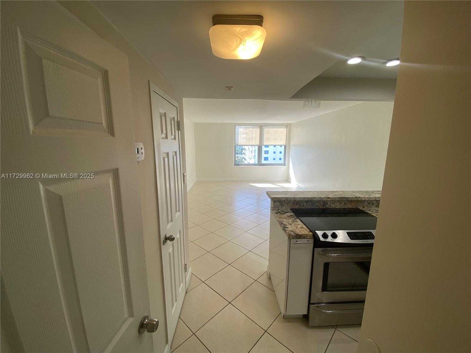 Small Image of 2899 COLLINS AVE #1208, Miami Beach Number 2