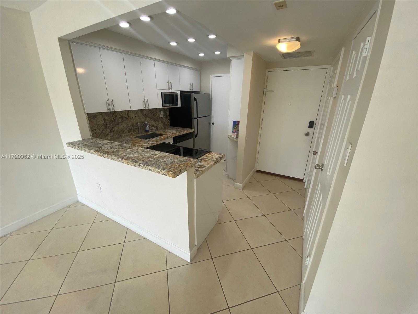 Small Image of 2899 COLLINS AVE #1208, Miami Beach Number 3