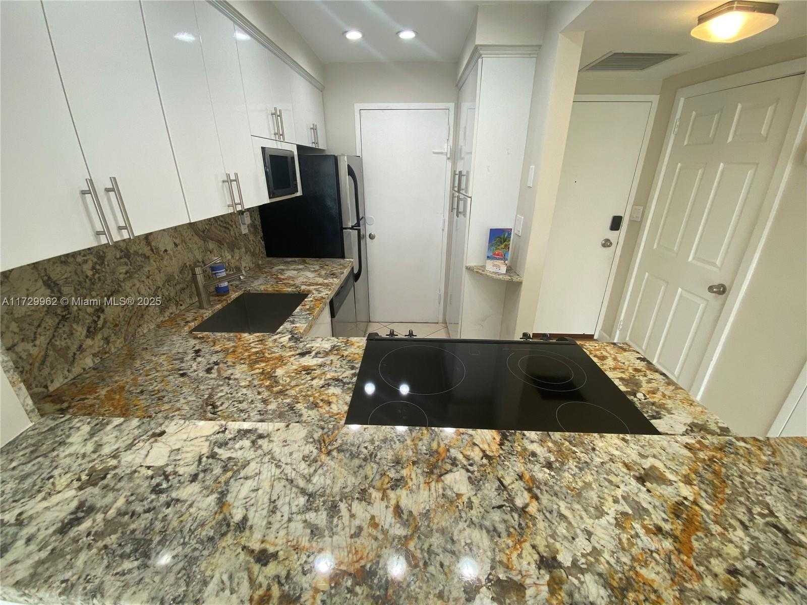 Small Image of 2899 COLLINS AVE #1208, Miami Beach Number 4