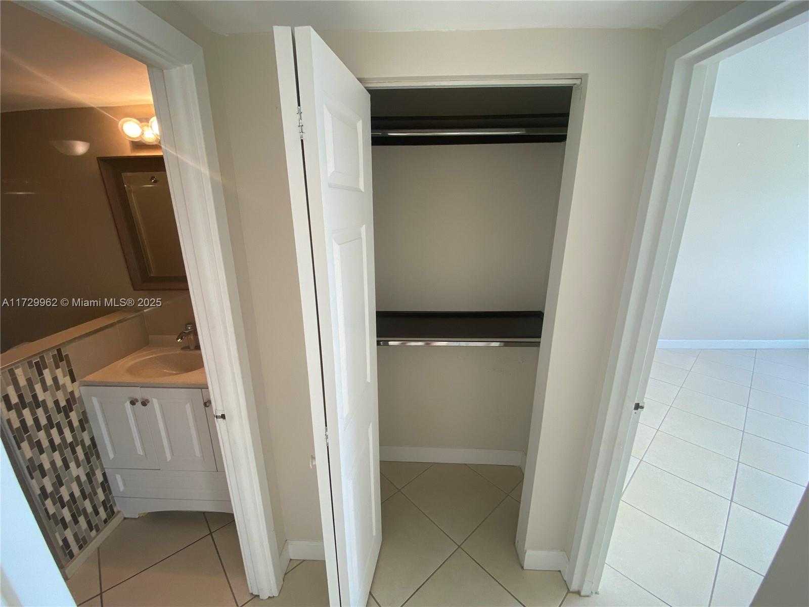 Small Image of 2899 COLLINS AVE #1208, Miami Beach Number 9