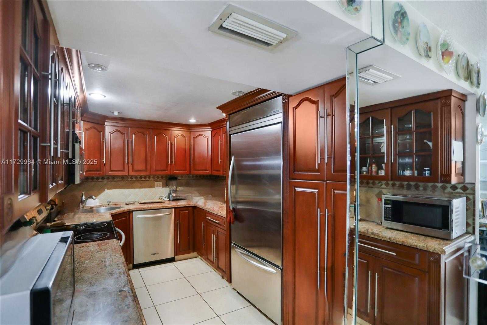 Small Image of 6039 COLLINS AVE #607, Miami Beach Number 2