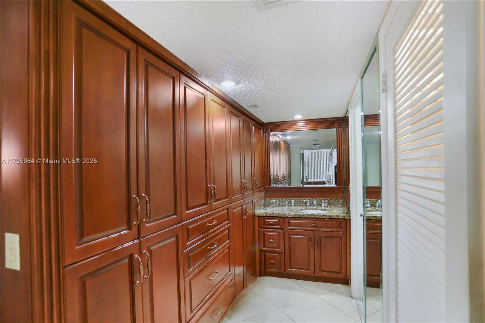 Small Image of 6039 COLLINS AVE #607, Miami Beach Number 9