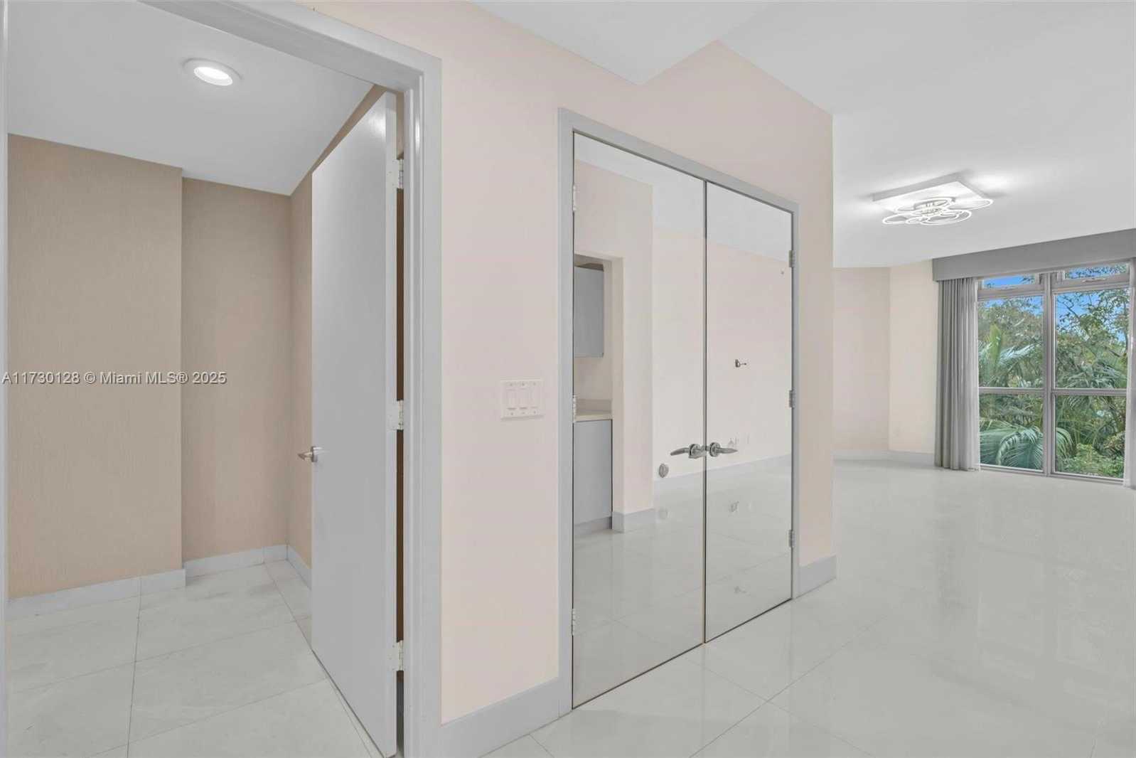 Small Image of 17301 BISCAYNE BLVD #210, North Miami Beach Number 13