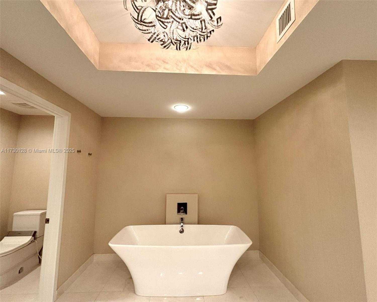 Small Image of 17301 BISCAYNE BLVD #210, North Miami Beach Number 17