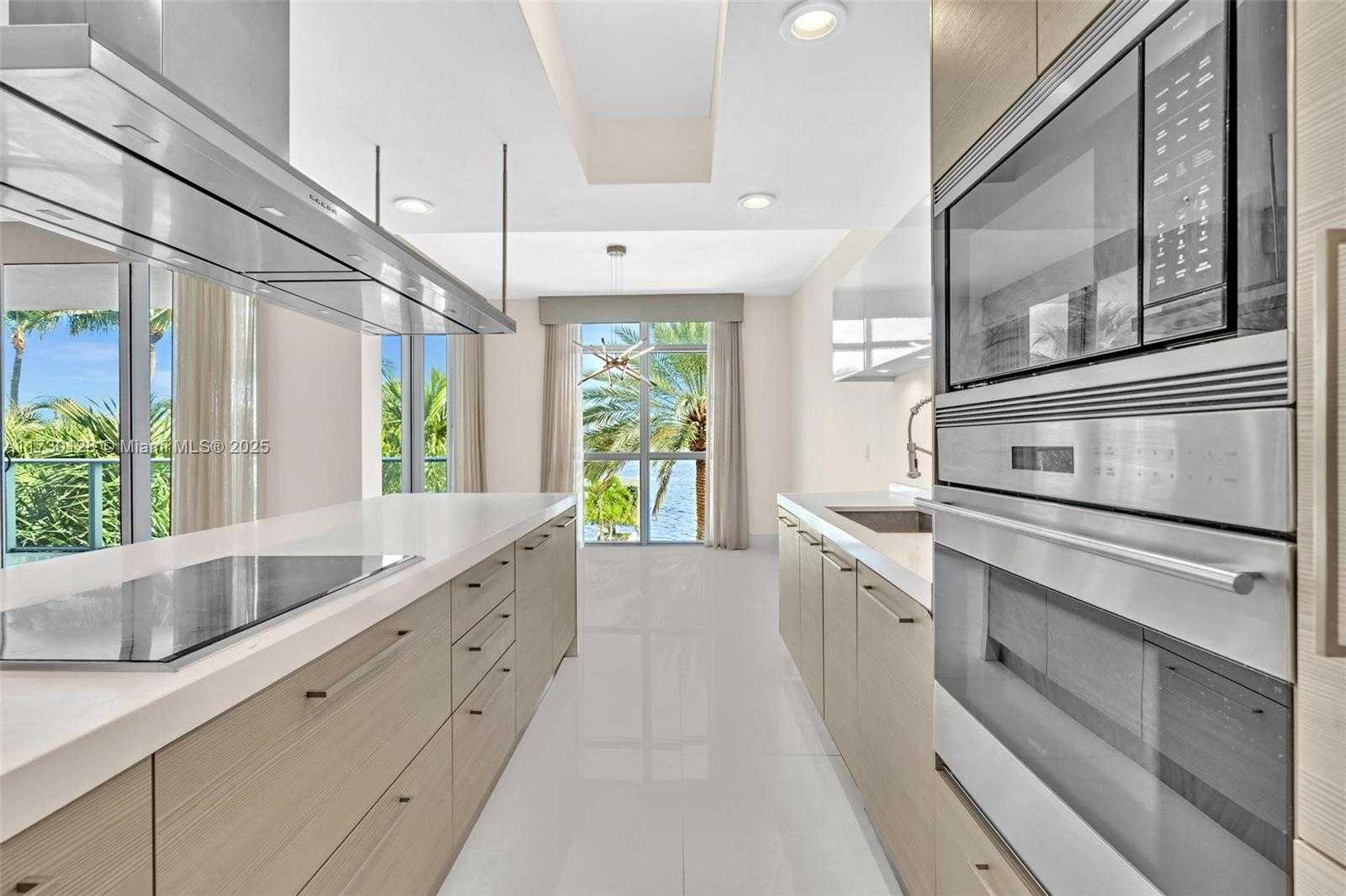 Small Image of 17301 BISCAYNE BLVD #210, North Miami Beach Number 6