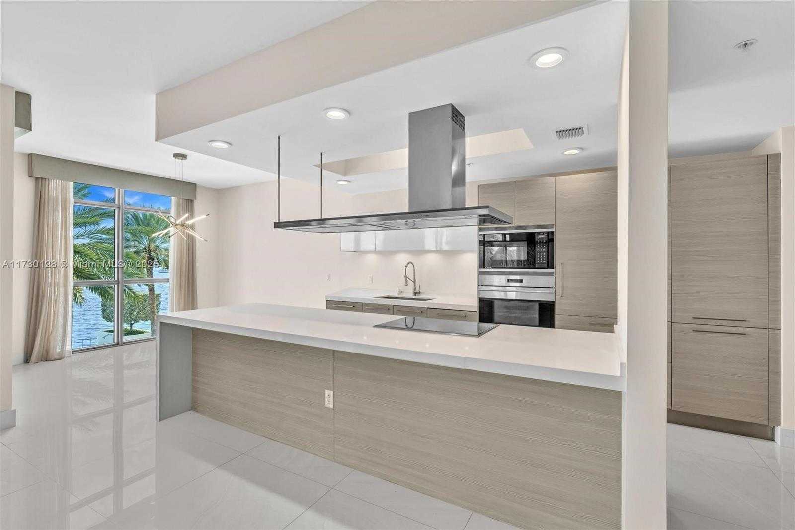 Small Image of 17301 BISCAYNE BLVD #210, North Miami Beach Number 7