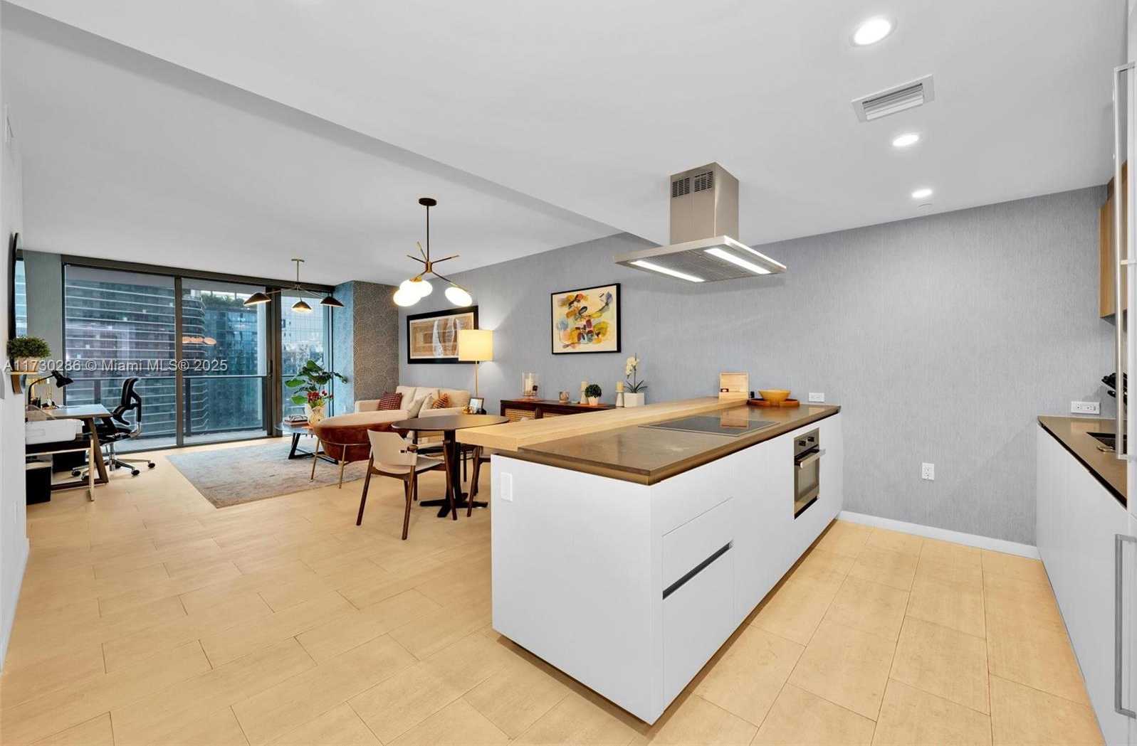 Small Image of 1000 BRICKELL PLZ #3914, Miami Number 2
