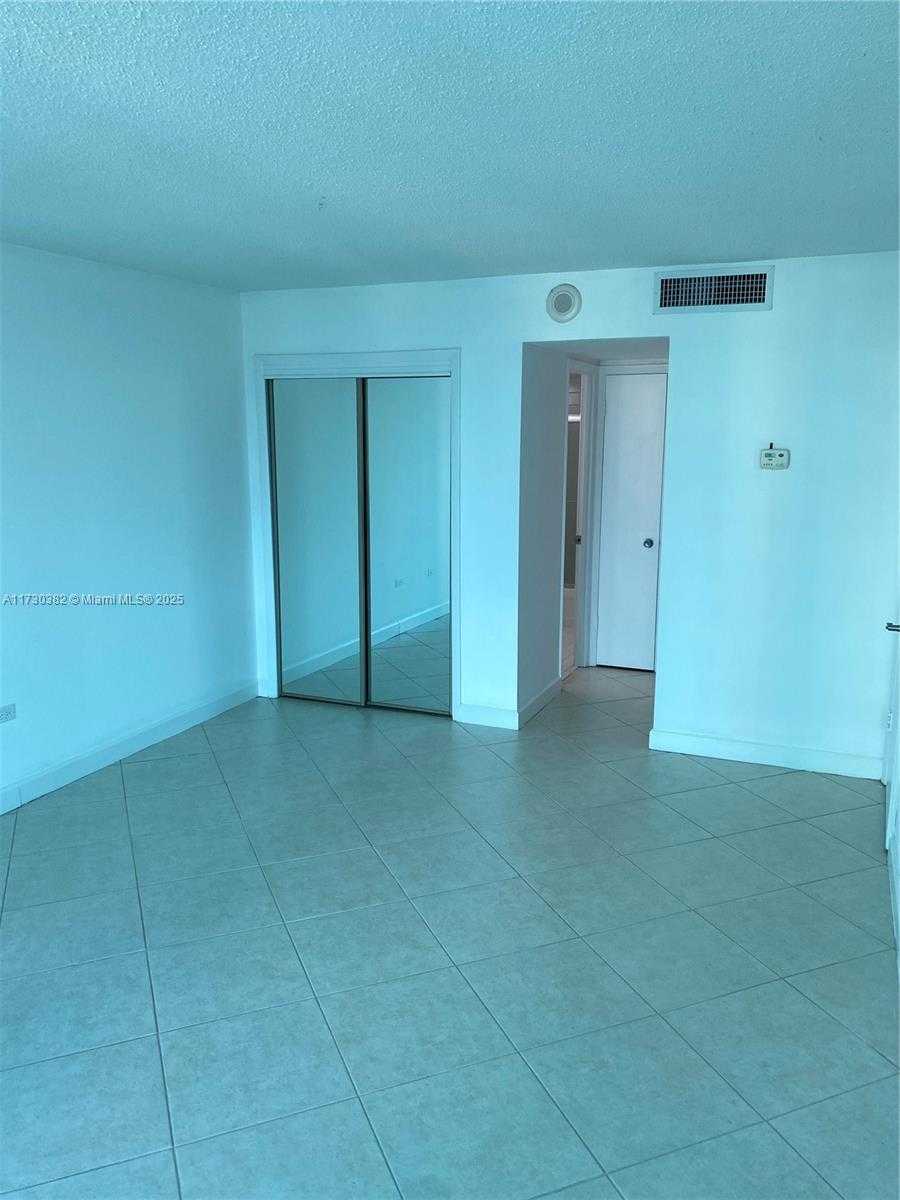 Small Image of 5555 COLLINS AVE #6T, Miami Beach Number 10