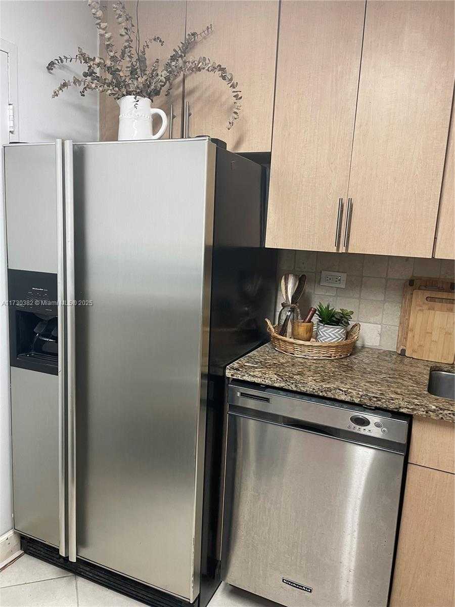 Small Image of 5555 COLLINS AVE #6T, Miami Beach Number 2