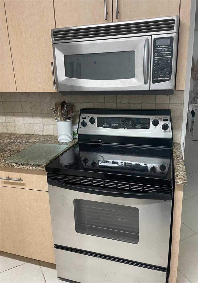 Small Image of 5555 COLLINS AVE #6T, Miami Beach Number 3