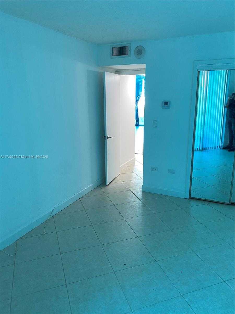 Small Image of 5555 COLLINS AVE #6T, Miami Beach Number 6