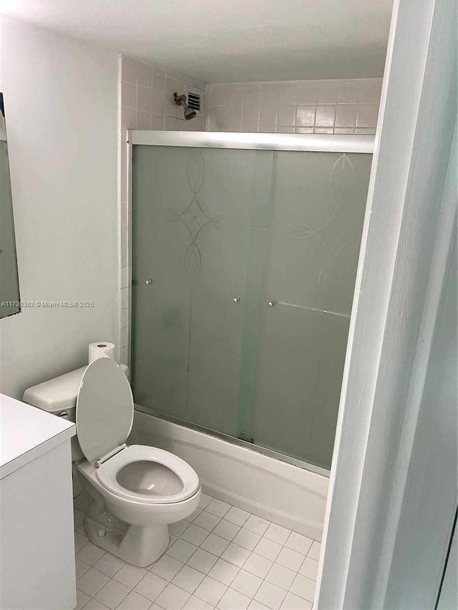 Small Image of 5555 COLLINS AVE #6T, Miami Beach Number 8