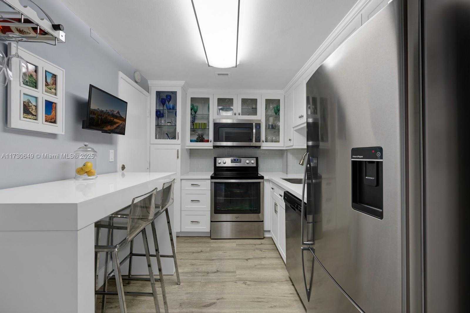 Small Image of 5005 Collins Ave, Miami Beach, FL 33140, USA Number 9