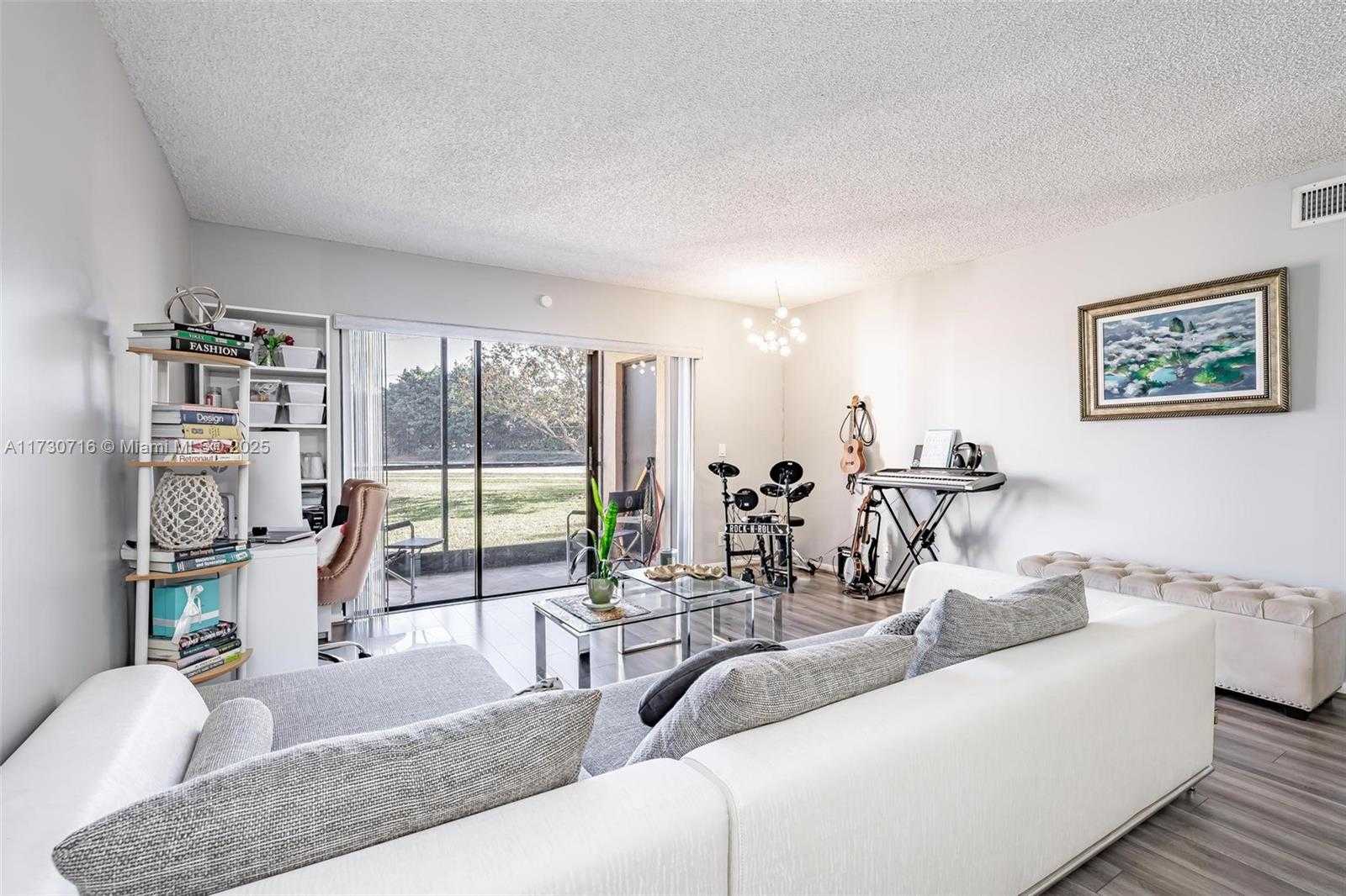 Small Image of 16431 BLATT BLVD #103, Weston Number 5