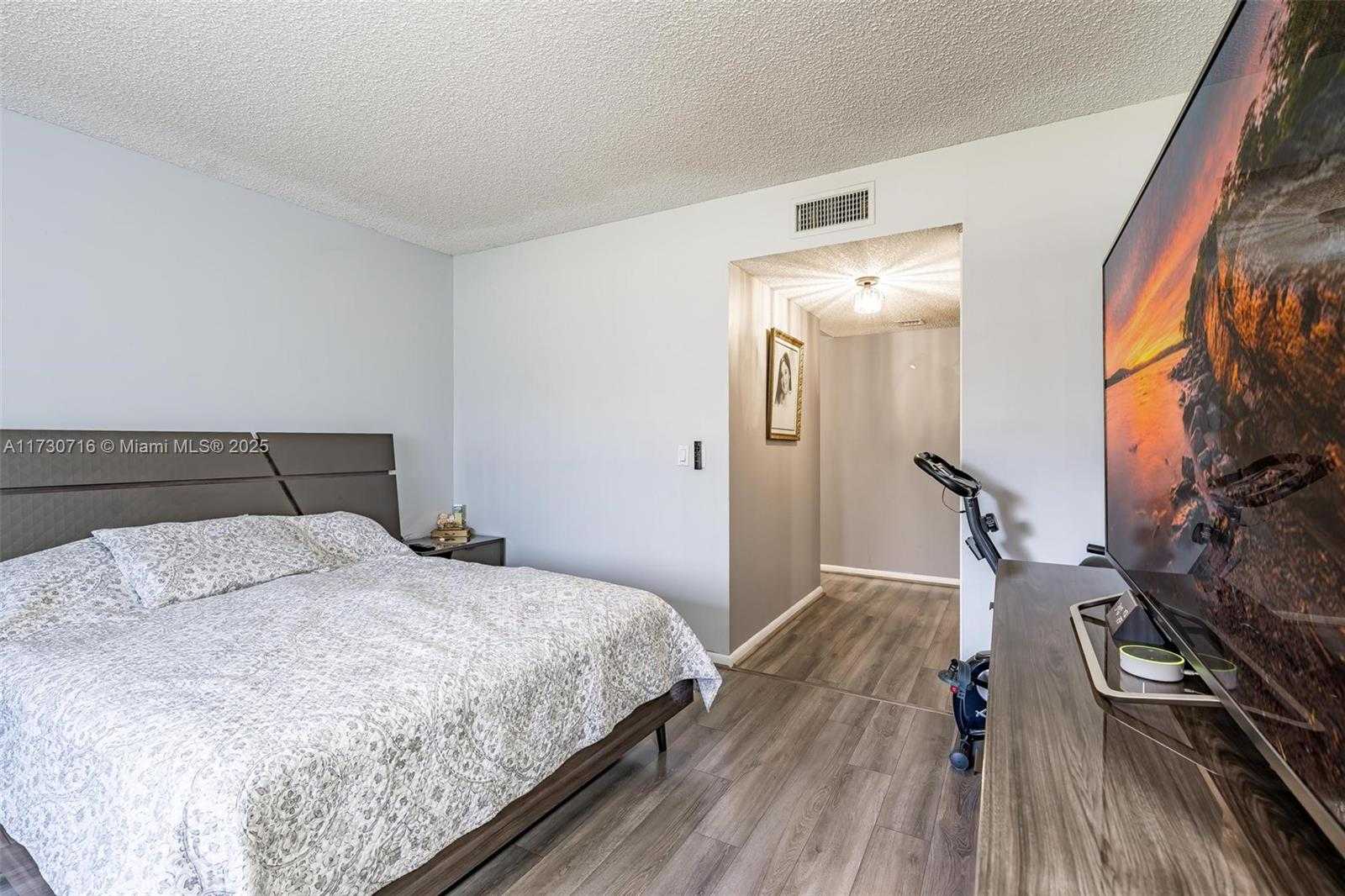 Small Image of 16431 BLATT BLVD #103, Weston Number 8