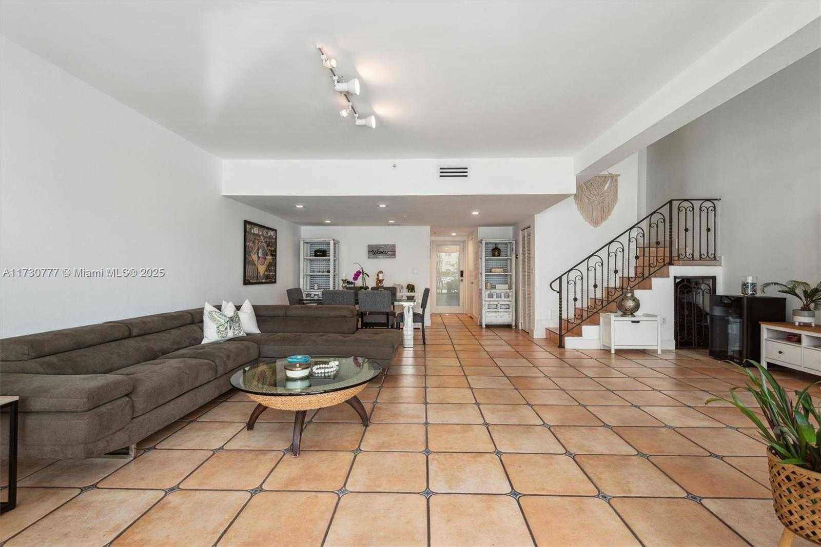Small Image of 410 POINCIANA DR #1715, Sunny Isles Beach Number 2