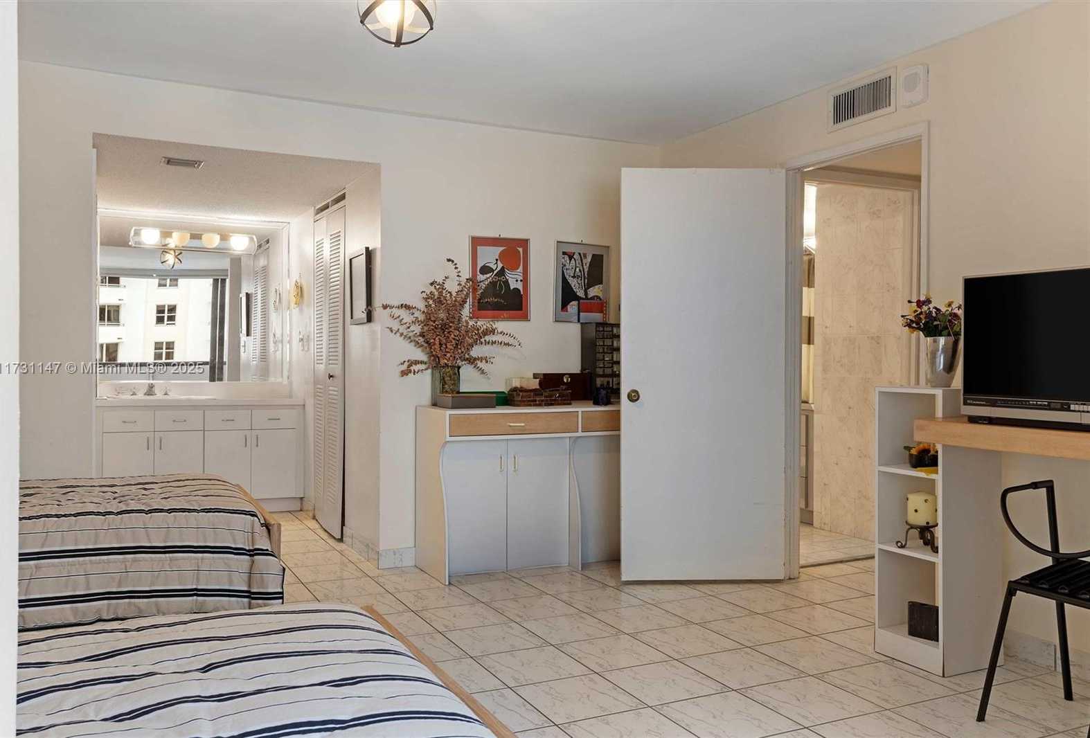 Small Image of 1623 COLLINS AVE #812, Miami Beach Number 15