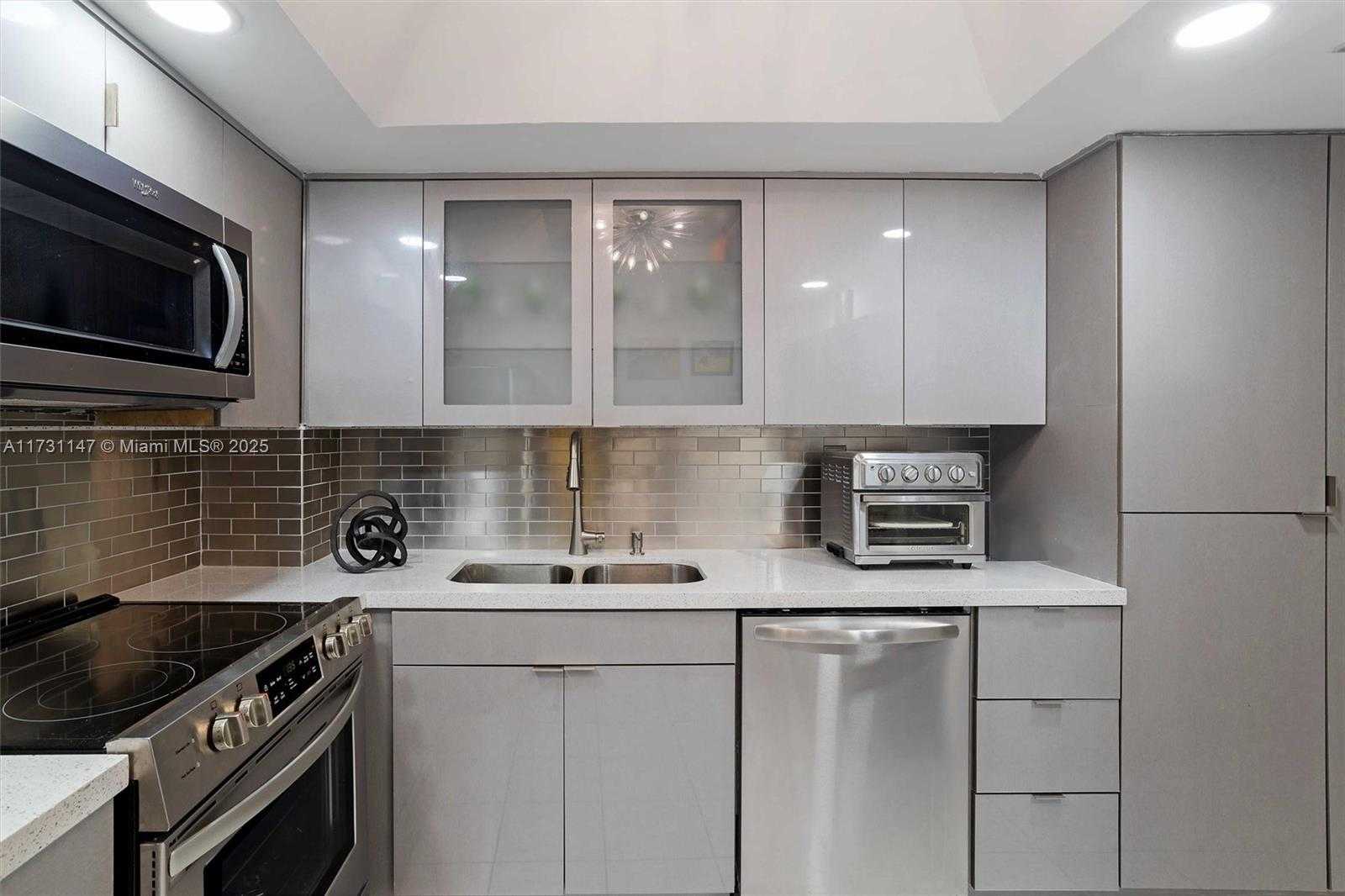 Small Image of 1623 COLLINS AVE #812, Miami Beach Number 3