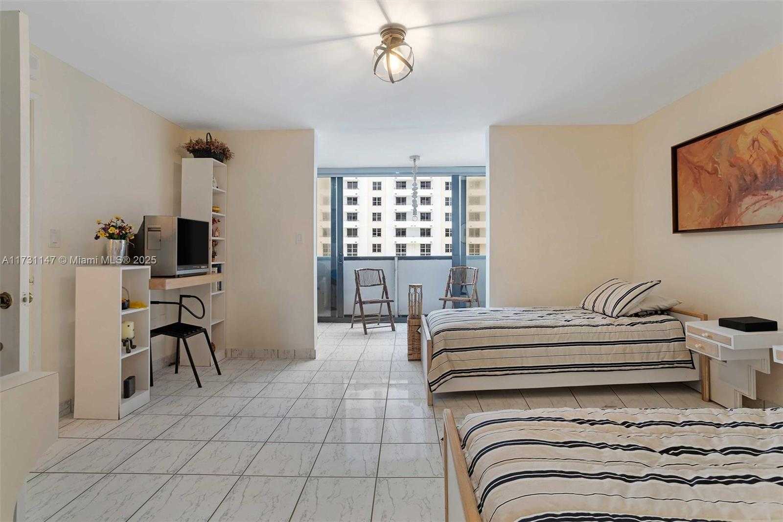 Small Image of 1623 COLLINS AVE #812, Miami Beach Number 7