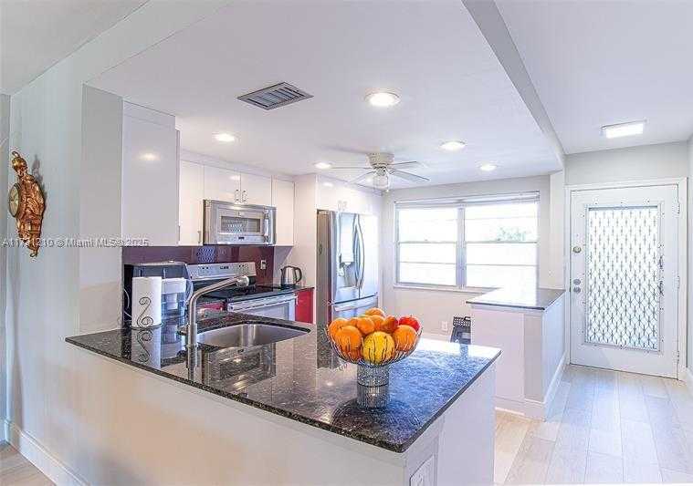 Small Image of 3203 PORTOFINO PT #F2, Coconut Creek Number 7
