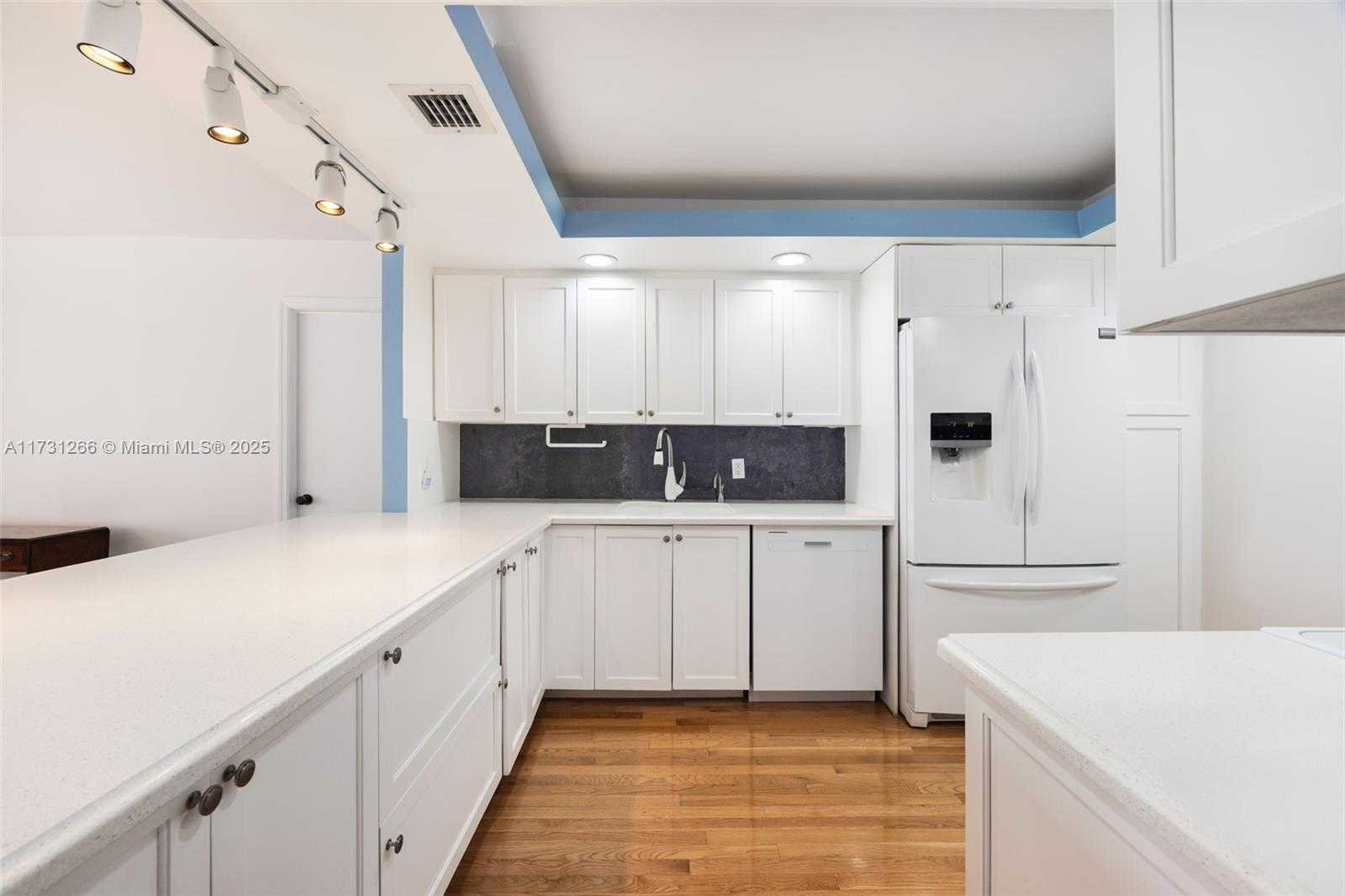 Small Image of 2 GROVE ISLE DR #B404, Coconut Grove Number 10