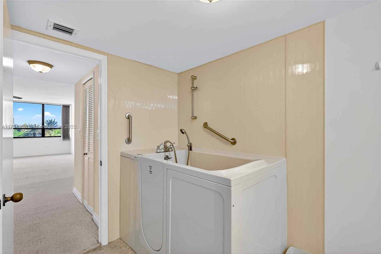 Small Image of 2 GROVE ISLE DR #B404, Coconut Grove Number 40