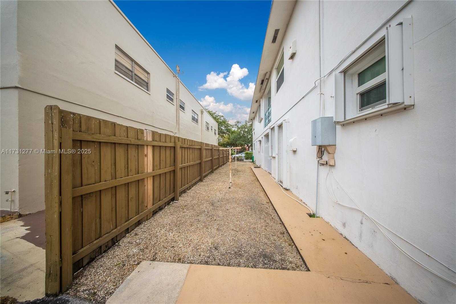 Small Image of 3525 Tyler St, Hollywood, FL 33021, USA Number 12