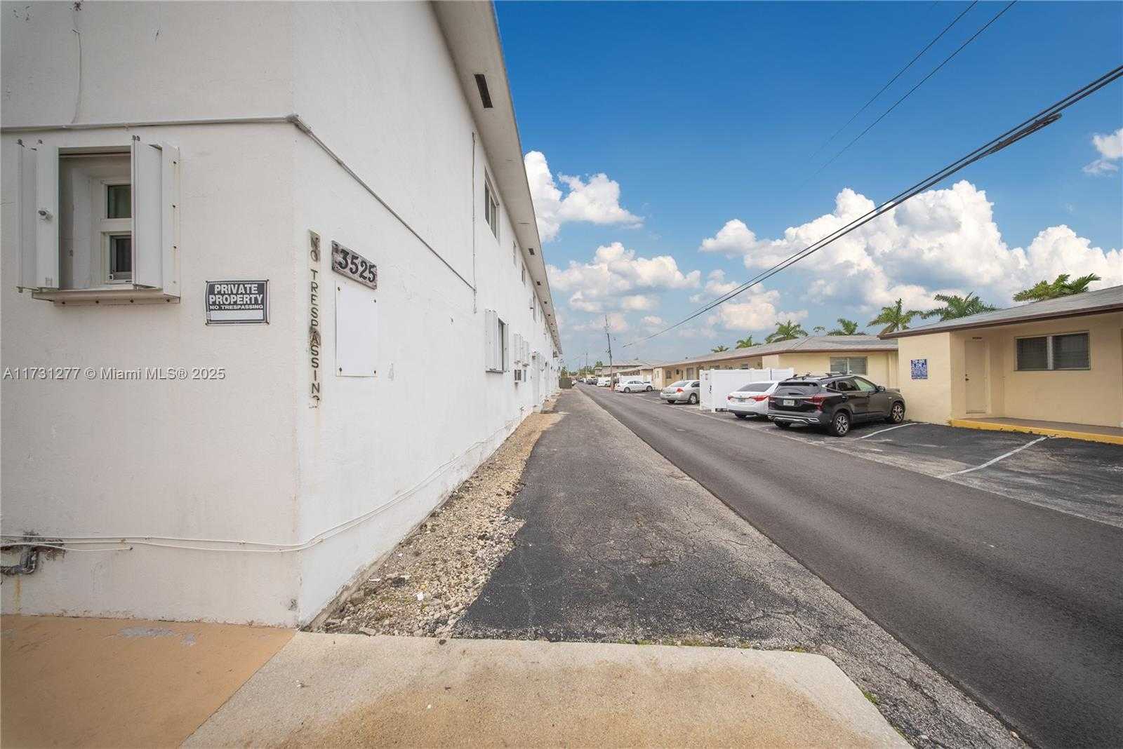 Small Image of 3525 Tyler St, Hollywood, FL 33021, USA Number 13