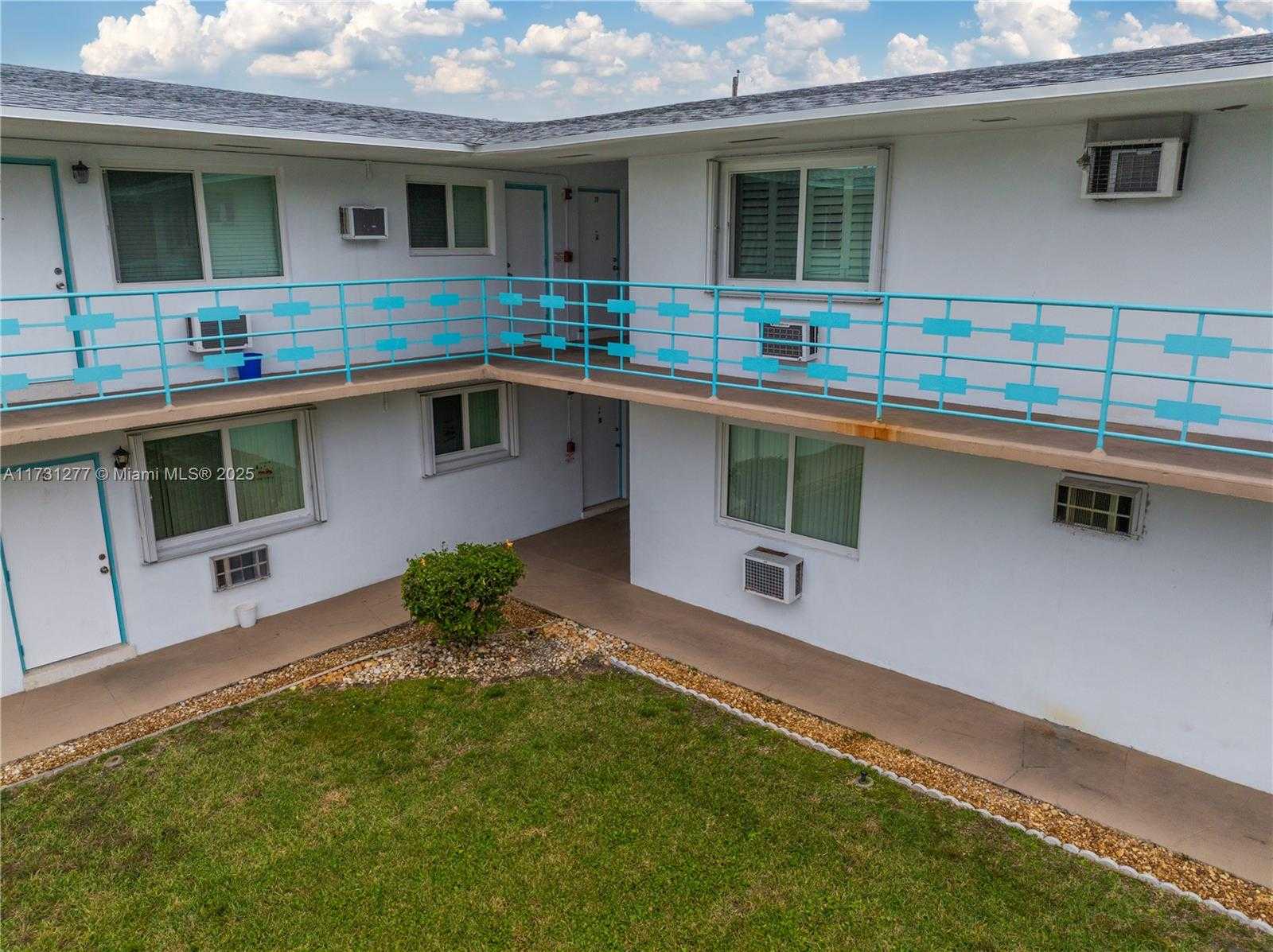 Small Image of 3525 Tyler St, Hollywood, FL 33021, USA Number 17