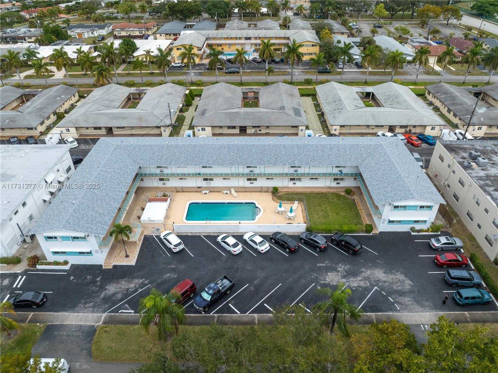 Small Image of 3525 Tyler St, Hollywood, FL 33021, USA Number 23