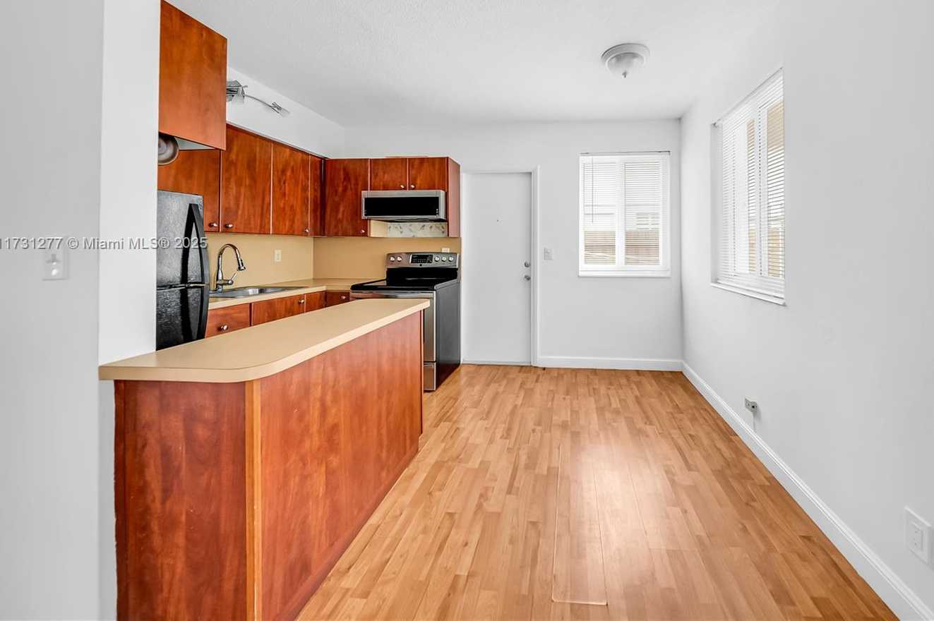 Small Image of 3525 Tyler St, Hollywood, FL 33021, USA Number 5