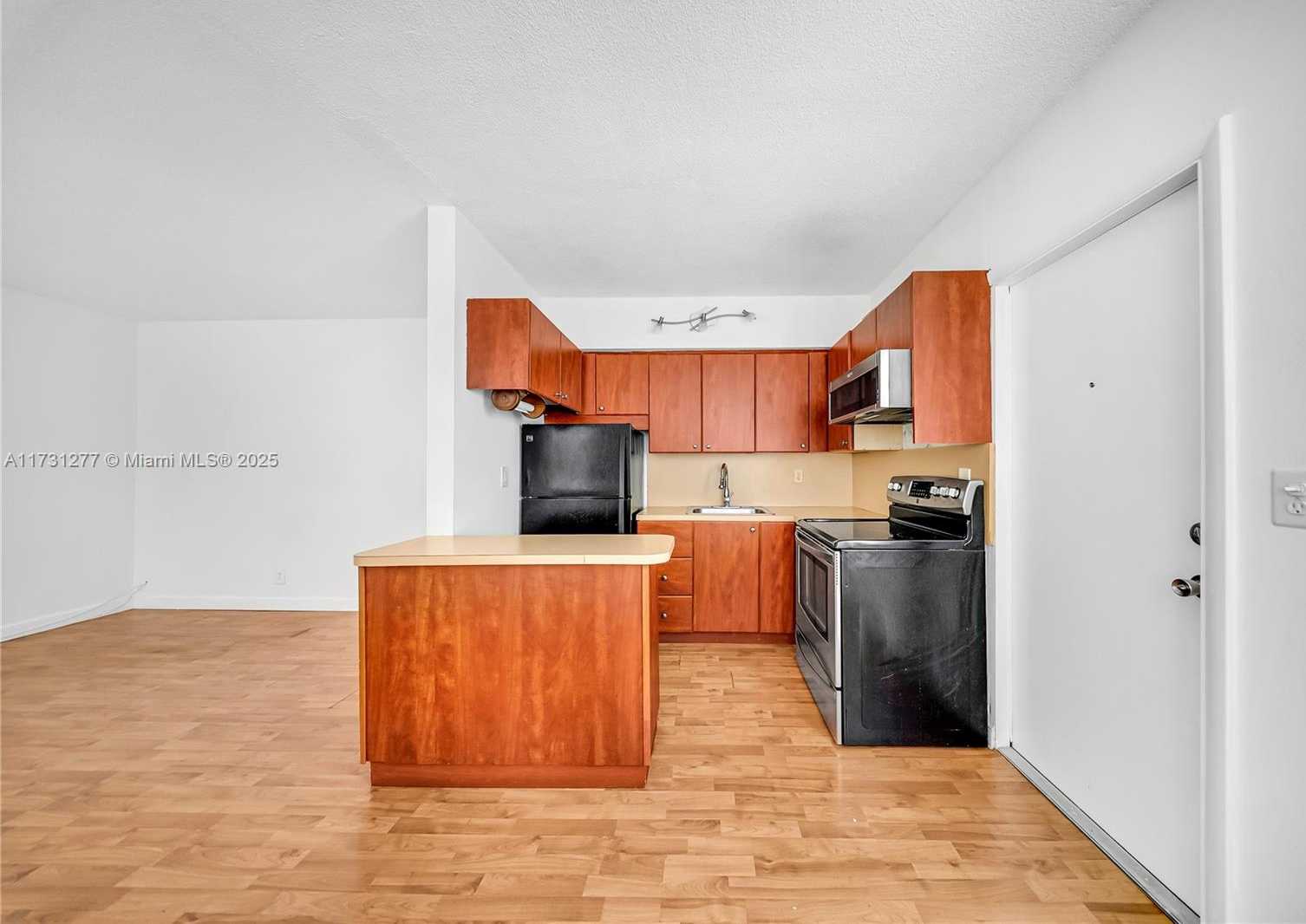 Small Image of 3525 Tyler St, Hollywood, FL 33021, USA Number 6