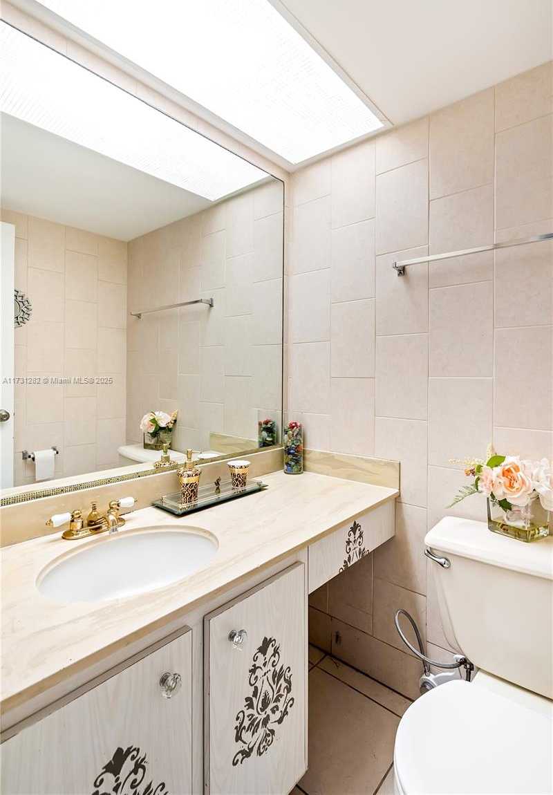 Small Image of 251 174 #107, Sunny Isles Beach Number 17