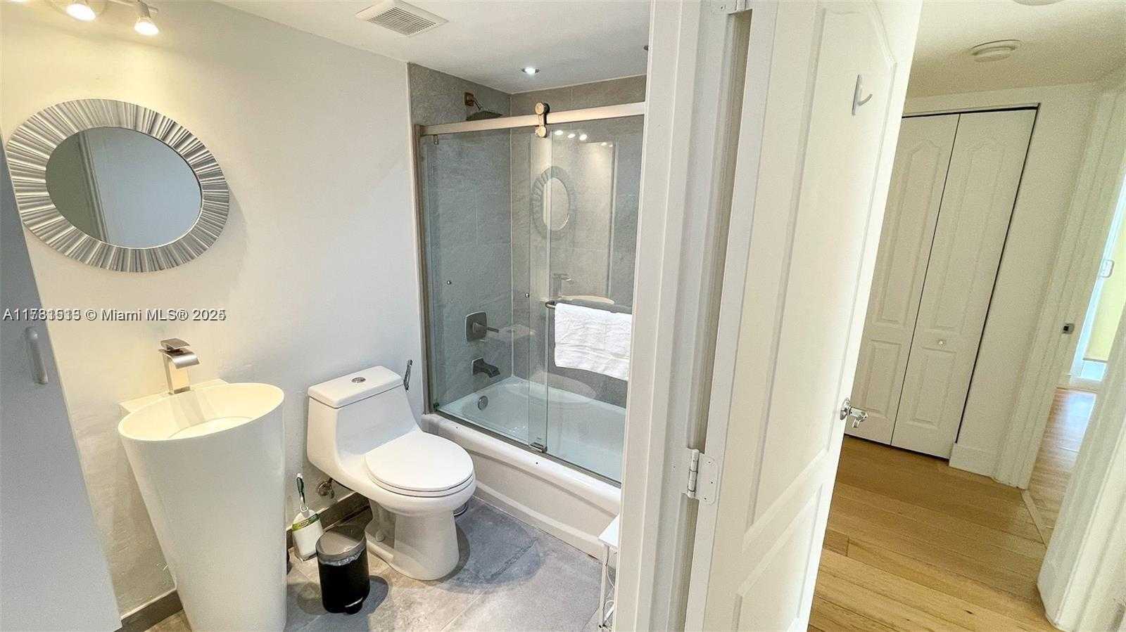 Small Image of 1200 BRICKELL BAY DR #1702, Miami Number 13