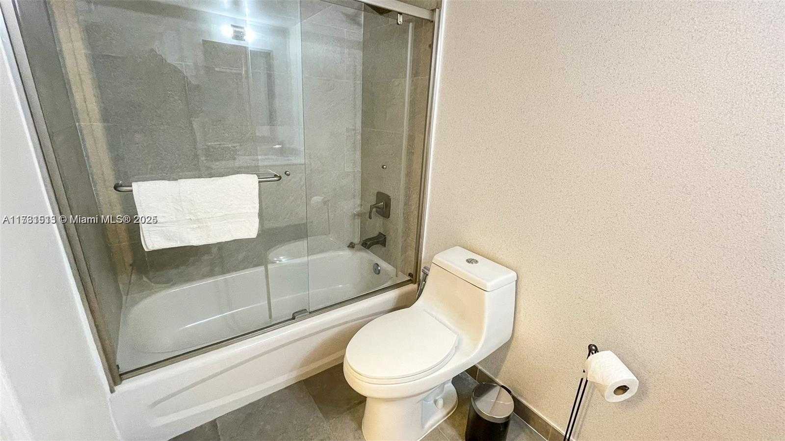 Small Image of 1200 BRICKELL BAY DR #1702, Miami Number 3